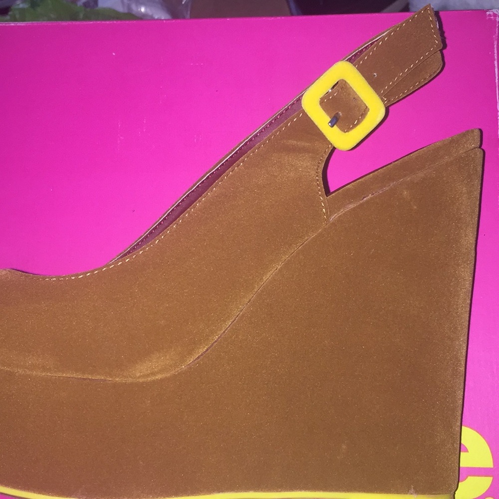 Open Toe Wedge - Picture 2 of 8